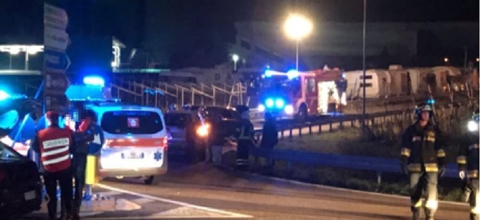 Frontale alla rotatoria e traffico in tilt, due persone ferite